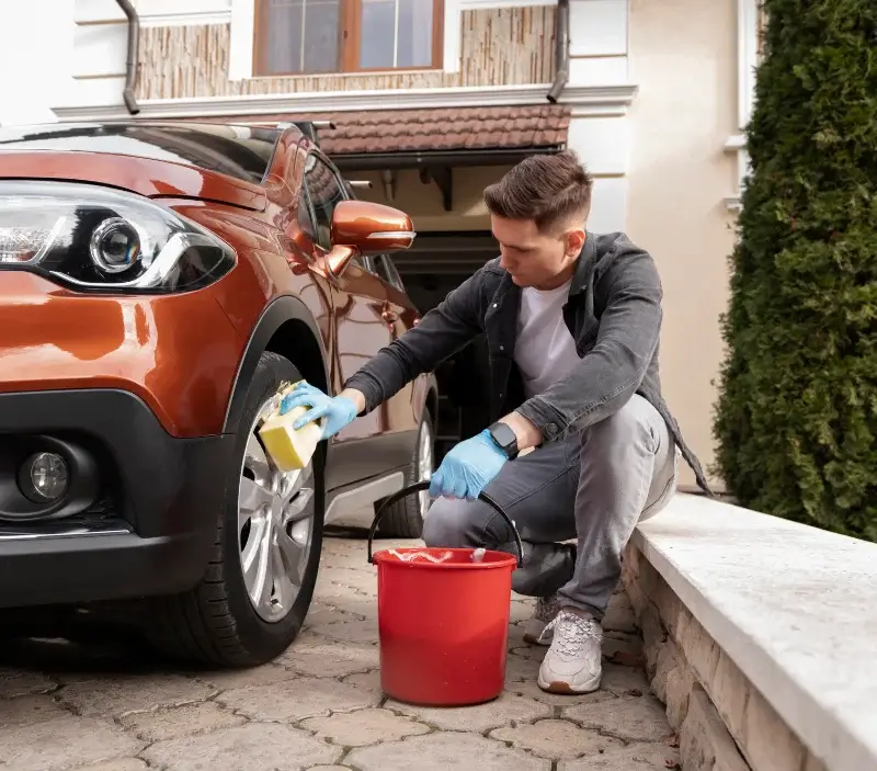 Lavage auto à domicile L'Île-d'Elle : professionnel intervenant sur un véhicule